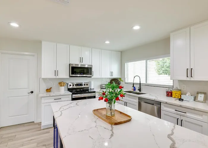 Near Golfing & Shops: Scottsdale Gem W/ Patio! Holiday home *