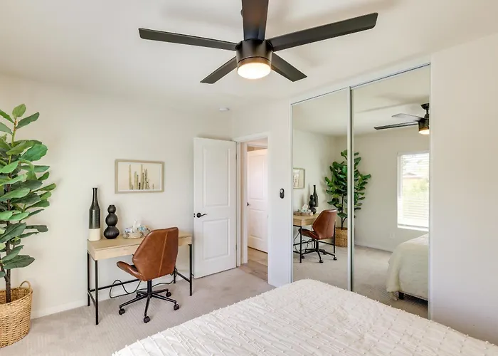 Near Golfing & Shops: Scottsdale Gem W/ Patio! Holiday home Phoenix