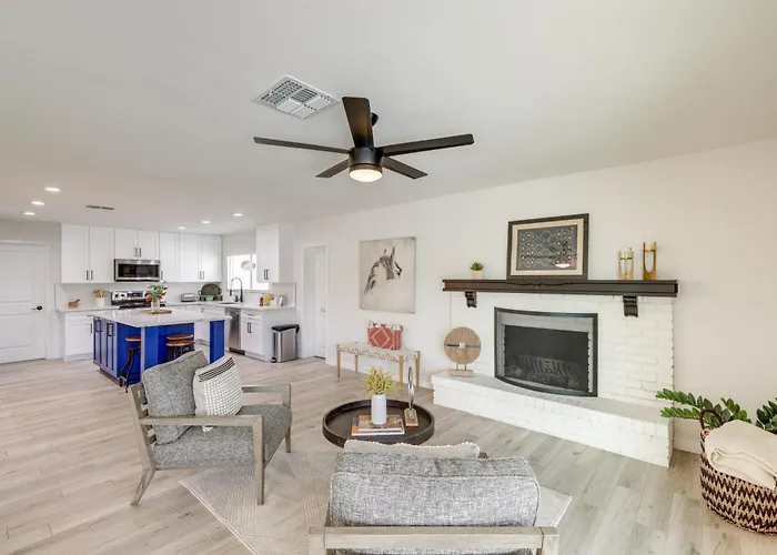Near Golfing & Shops: Scottsdale Gem W/ Patio! Holiday home