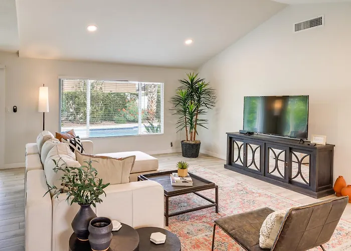 Near Golfing & Shops: Scottsdale Gem W/ Patio! Holiday home