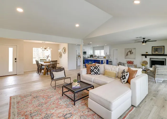 Near Golfing & Shops: Scottsdale Gem W/ Patio! Holiday home